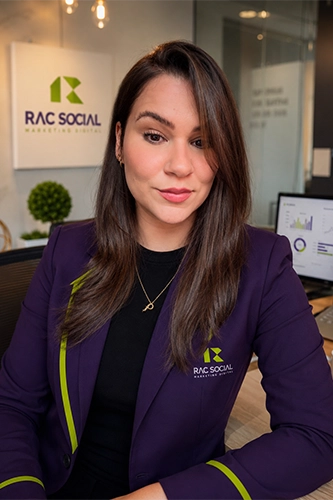 imagem da Elaine usando blazer da RAC, roxo, sentada
