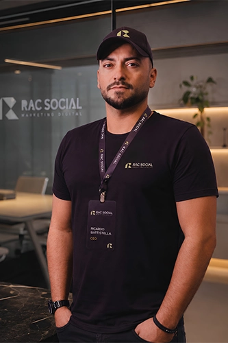 imagem do RIC usando uniforme da RAC, roxo, de pé, com as mãos nos bolsos